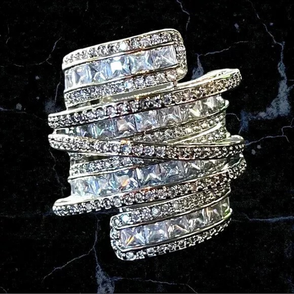 The Lubiana Statement Ring - Picture 1 of 8